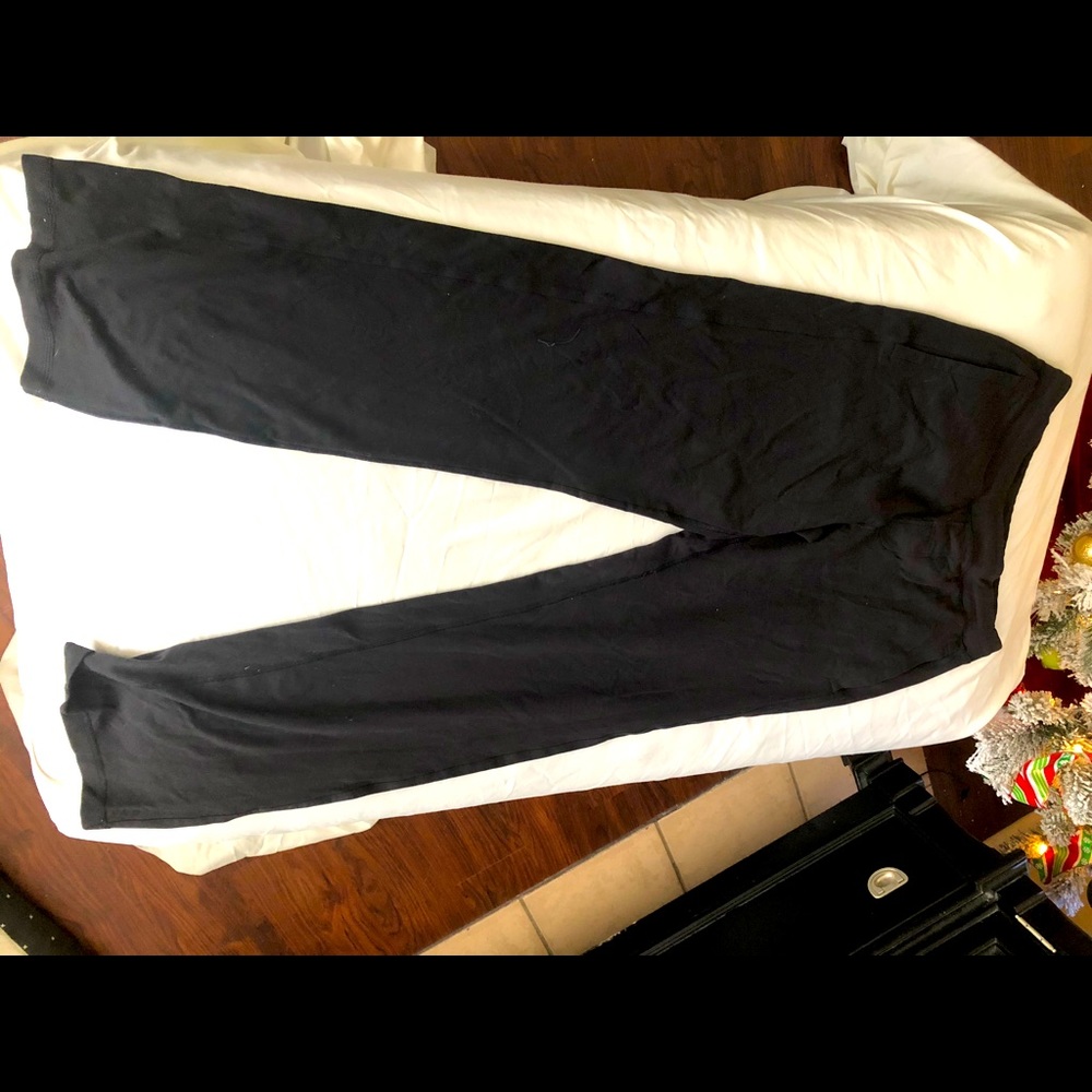 Women’s Lululemon black size 10 workout pants